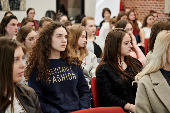 Sute de eleve din R. Moldova, față în față cu specialistele IT 