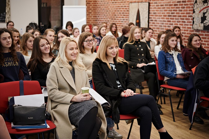 Sute de eleve din R. Moldova, față în față cu specialistele IT 