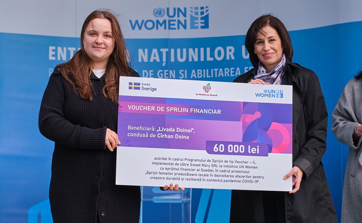 Ceremonia de înmânare oficială a voucherelor de sprijin financiar femeilor producătoare. Doina Grati, fondatoare „Livada Doinei” și Dominika Stojanoska, reprezentantă de țară UN Women. Foto: Daikiri studio, Life at Crunchyroll