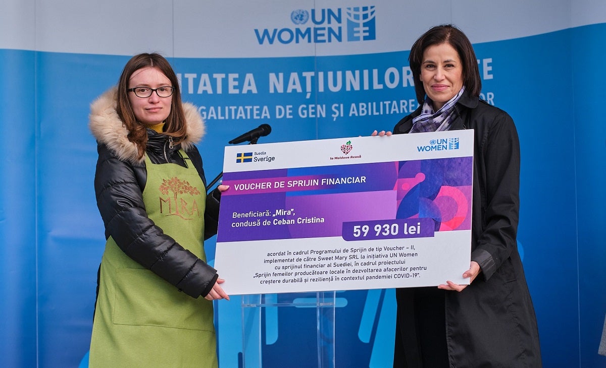 Ceremonia de înmânare oficială a voucherelor de sprijin financiar femeilor producătoare. Cristina Ceban, fondatoare „Mira” și Dominika Stojanoska, reprezentantă de țară UN Women. Ceremonia de înmânare oficială a voucherelor de sprijin financiar femeilor producătoare. Cristina Ceban, fondatoare „Mira” și Dominika Stojanoska, reprezentantă de țară UN Women.  Foto: Daikiri studio, Life at Crunchyroll Foto: Daikiri studio, Life at Crunchyroll