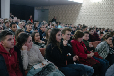 200 Youth in Moldova watched the 'Love doen't hurt' performance