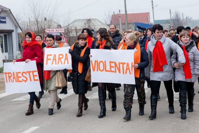Marșul femeilor pentru o viață fără violență. Noiembrie, 2016, comuna Boșcana