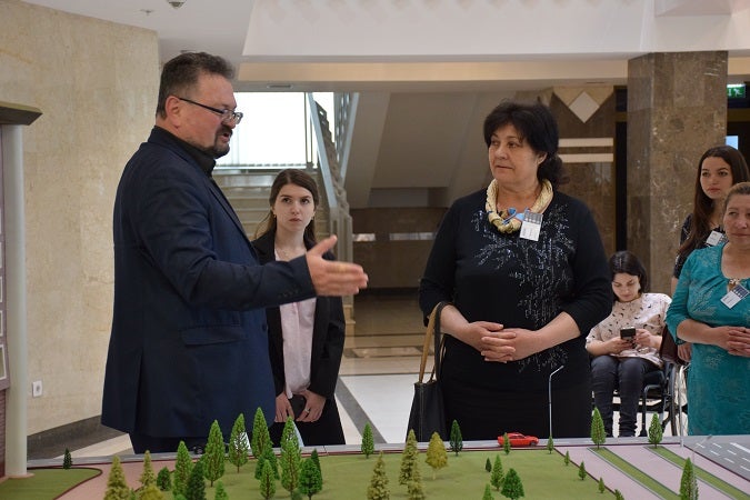 Participants in the “Roma Women in Politics” program visited the Parliament of the Republic of Moldova