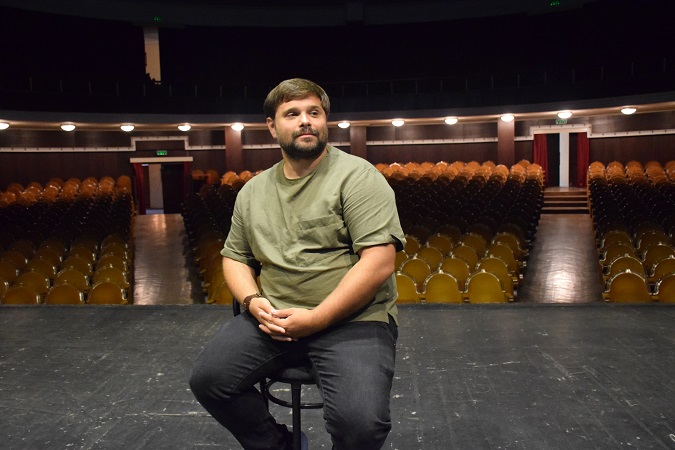 Ianos Petrascu – the stage director who addresses social issues in different, creative ways
